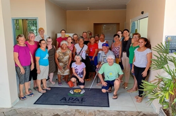 Idosos levam tradição de Páscoa à APAE de Aratiba