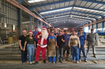 Papai Noel leva encanto natalino ao Distrito Industrial e comércio de Aratiba