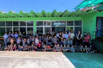 Alunos da Escola Pingo de Gente recebem presentes da Administração Municipal