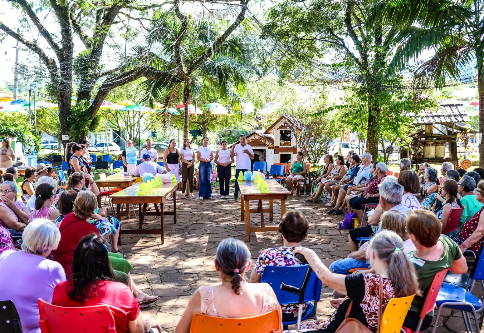 Idosos participam de atividades da Páscoa Encantada de Aratiba