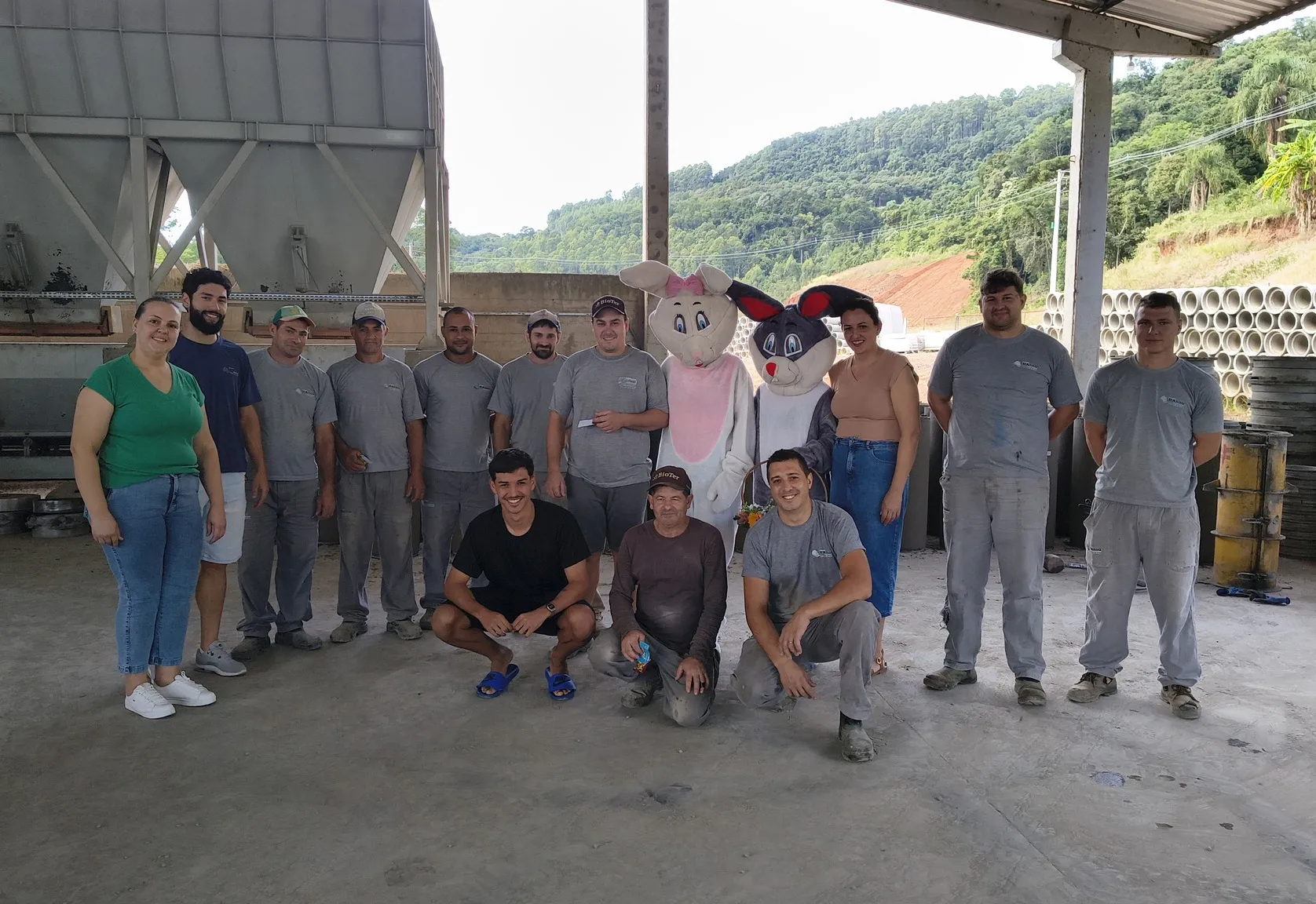 Administração Municipal de Aratiba entrega lembrança de Páscoa no comércio e indústria locais