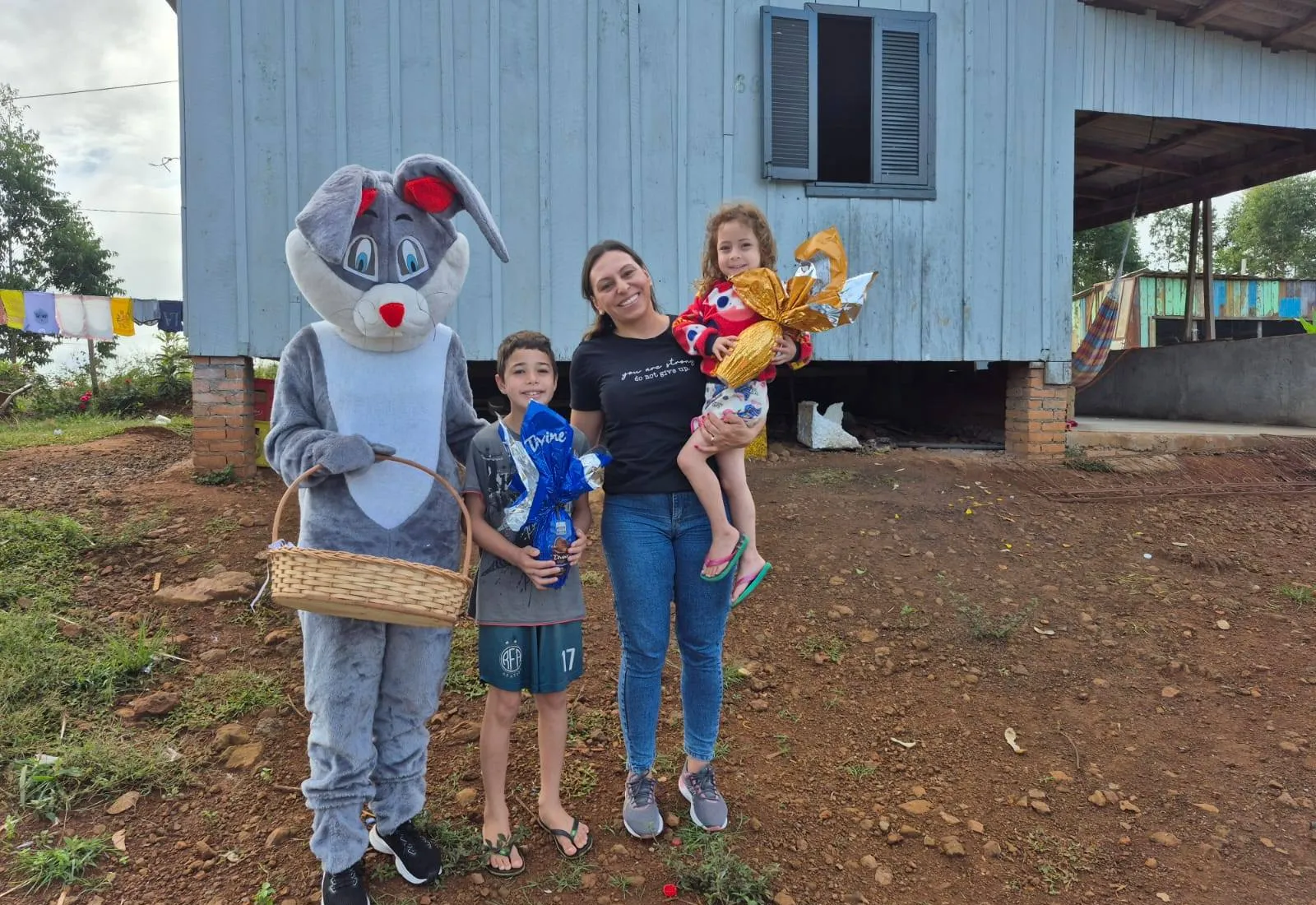 A Secretaria Municipal da Saúde, por meio do Programa Primeira Infância (PIM), realizou a entrega de ovos de Páscoa para as famílias assistidas pelo programa.