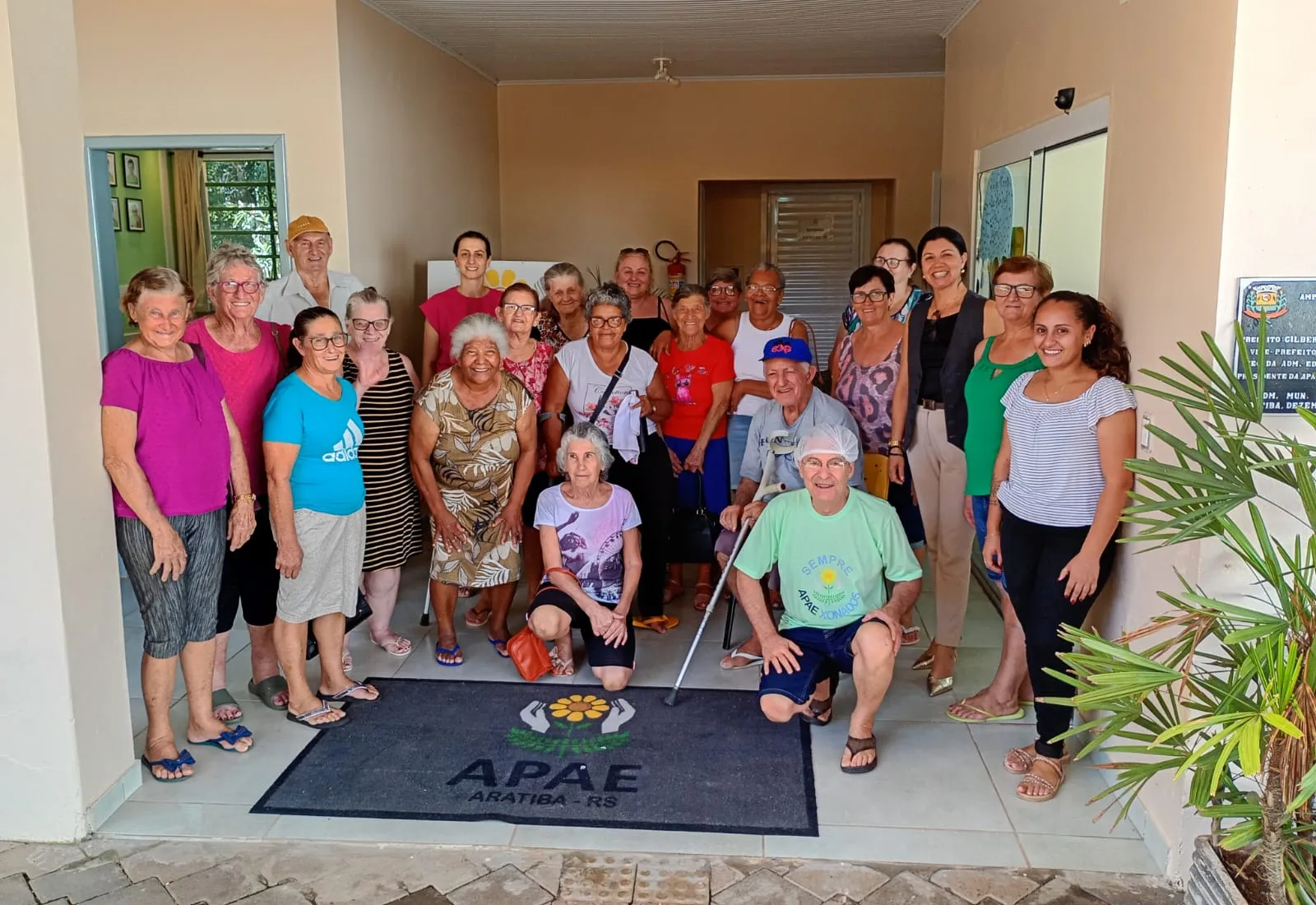 Idosos levam tradição de Páscoa à APAE de Aratiba