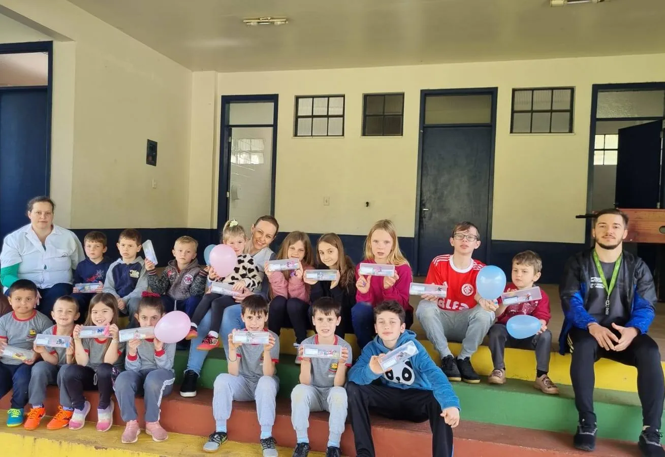 Secretaria Municipal da Saúde de Aratiba realiza escovação supervisionada e entrega kits odontológicos nas escolas do município!