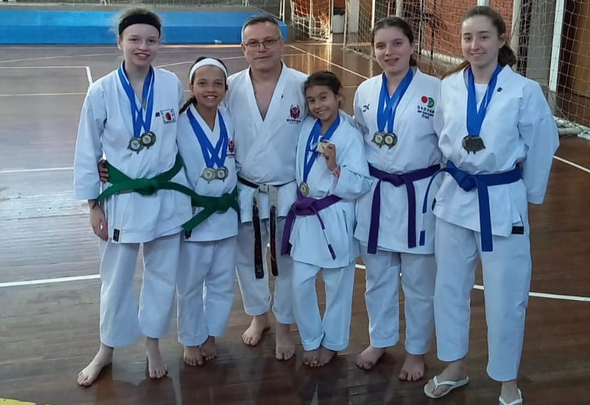 Atletas do KARATE de Aratiba conquistam prêmios em Porto Alegre