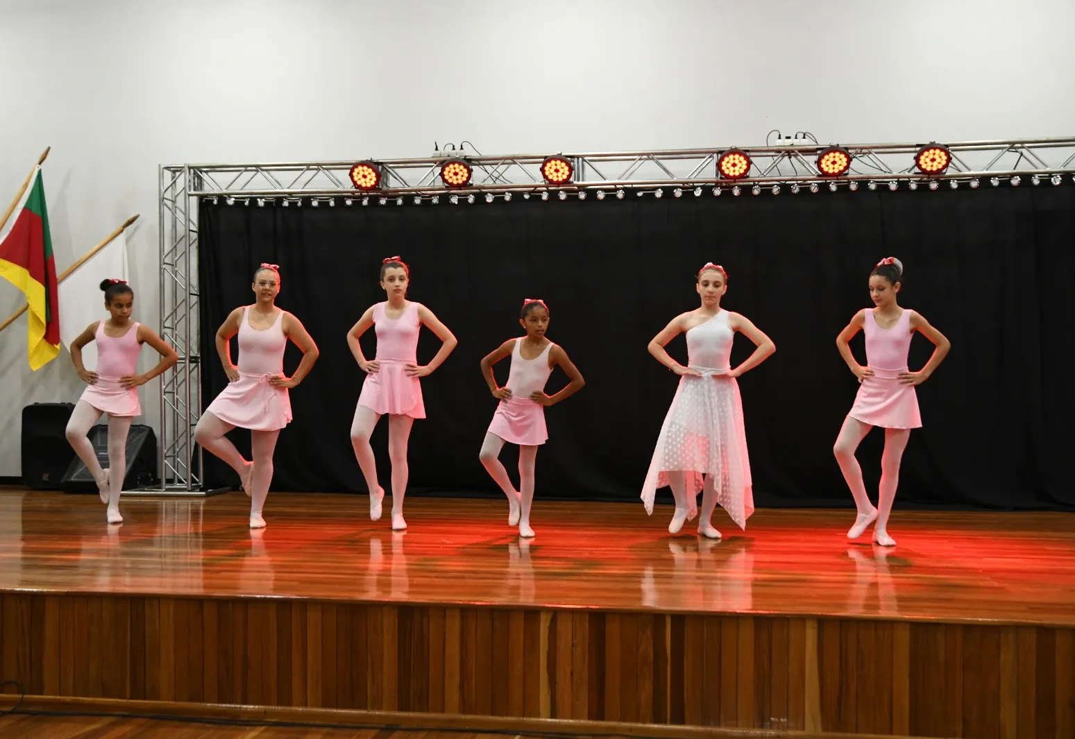 Noite Cultural encanta comunidade com apresentações de dança em Aratiba