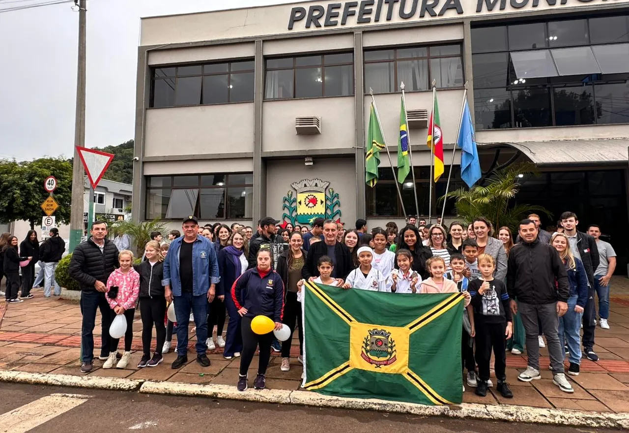 Atleta de Aratiba é homenageada após conquista nacional no Karatê 