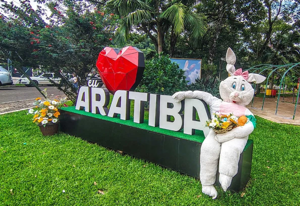 Praça Central de Aratiba recebe decoração especial para celebração da Páscoa
