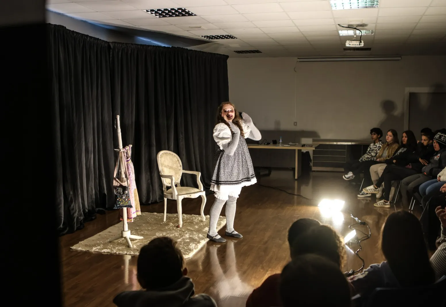 Peça teatral reflete violência sexual contra crianças e adolescentes