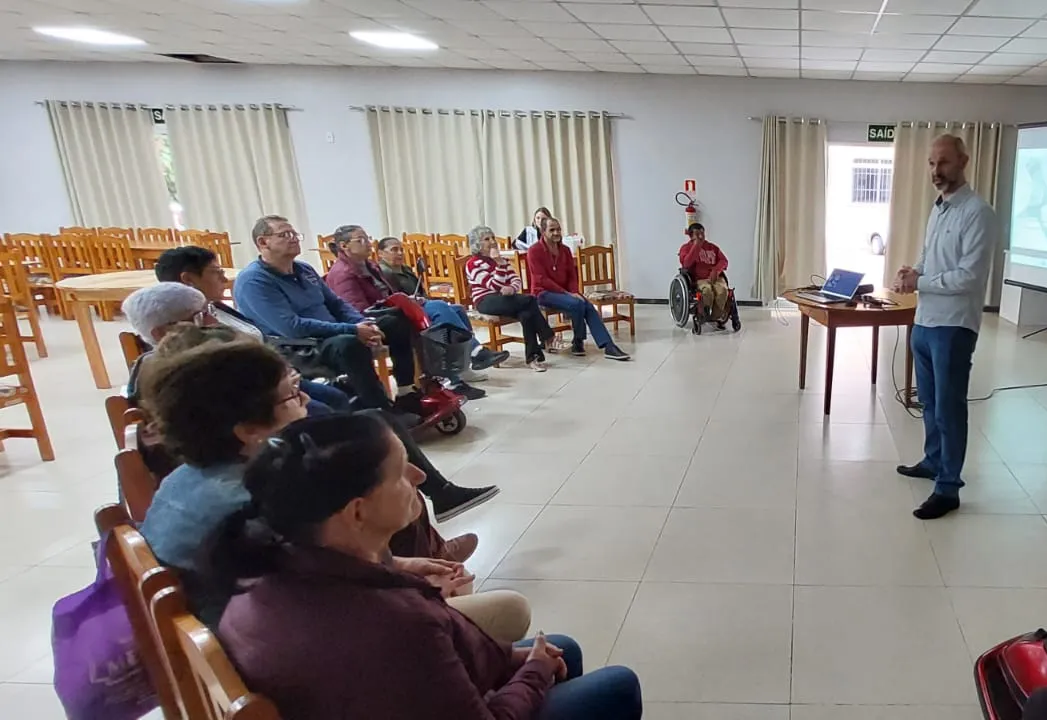 Campanha Maio Vermelho é destaque em encontro do Grupo Superando Obstáculos